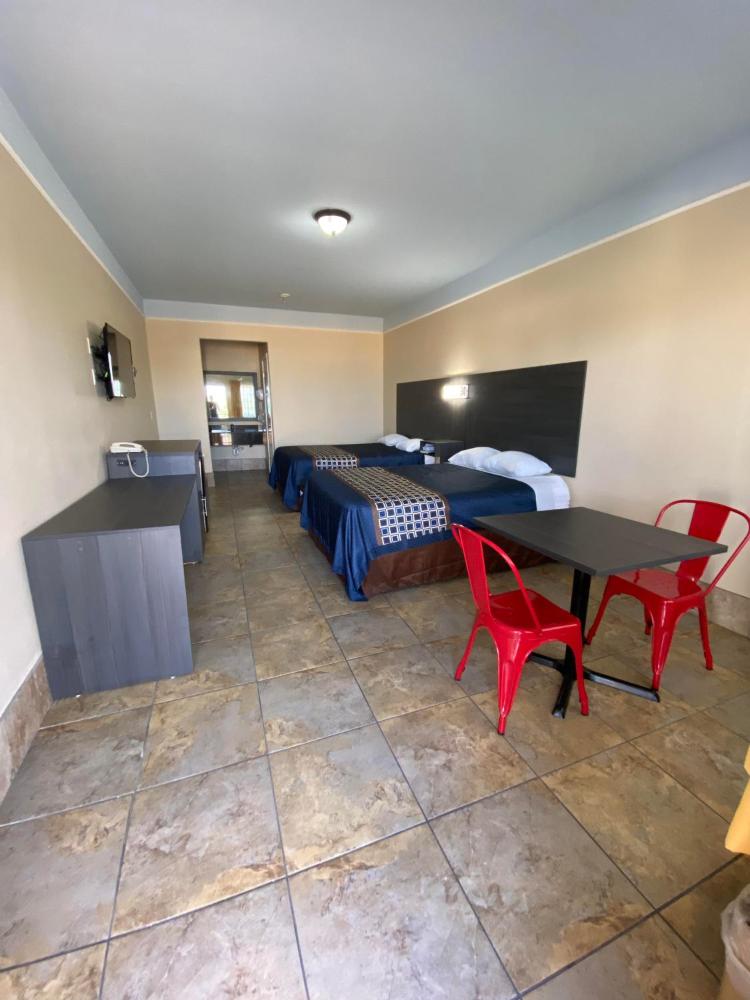 Queen Room with Two Queen Beds - Non-Smoking interior