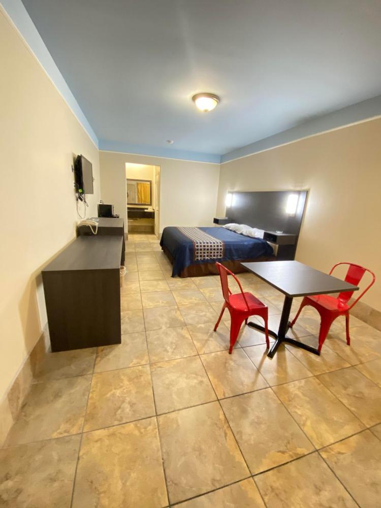 King Room - Non-Smoking interior